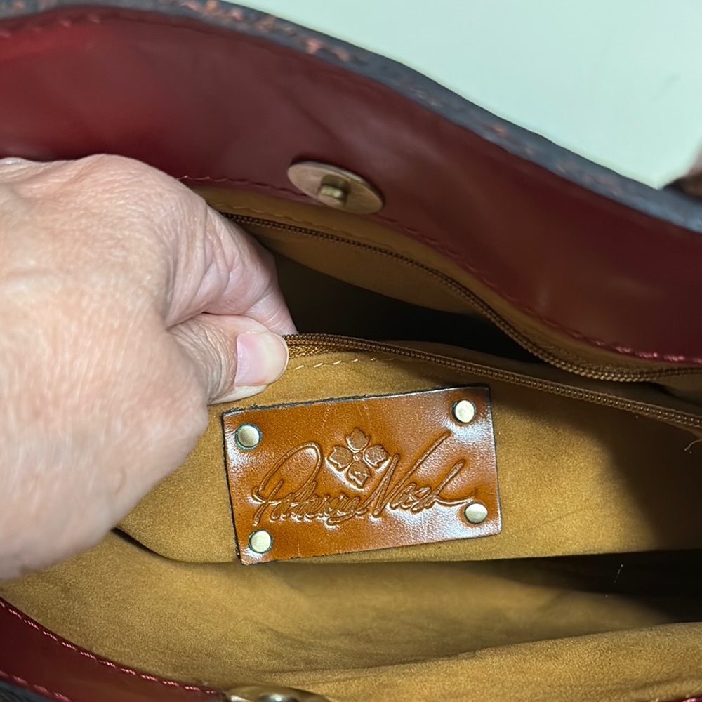 Elegant Red Floral Embossed Handbag - Picture 5 of 9
